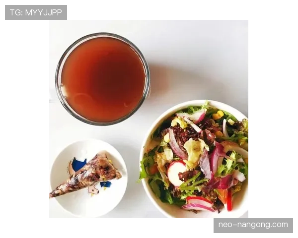 阿萨尔森训练完直接啃鸡胸肉，这自律看得我饭都吃不香了
